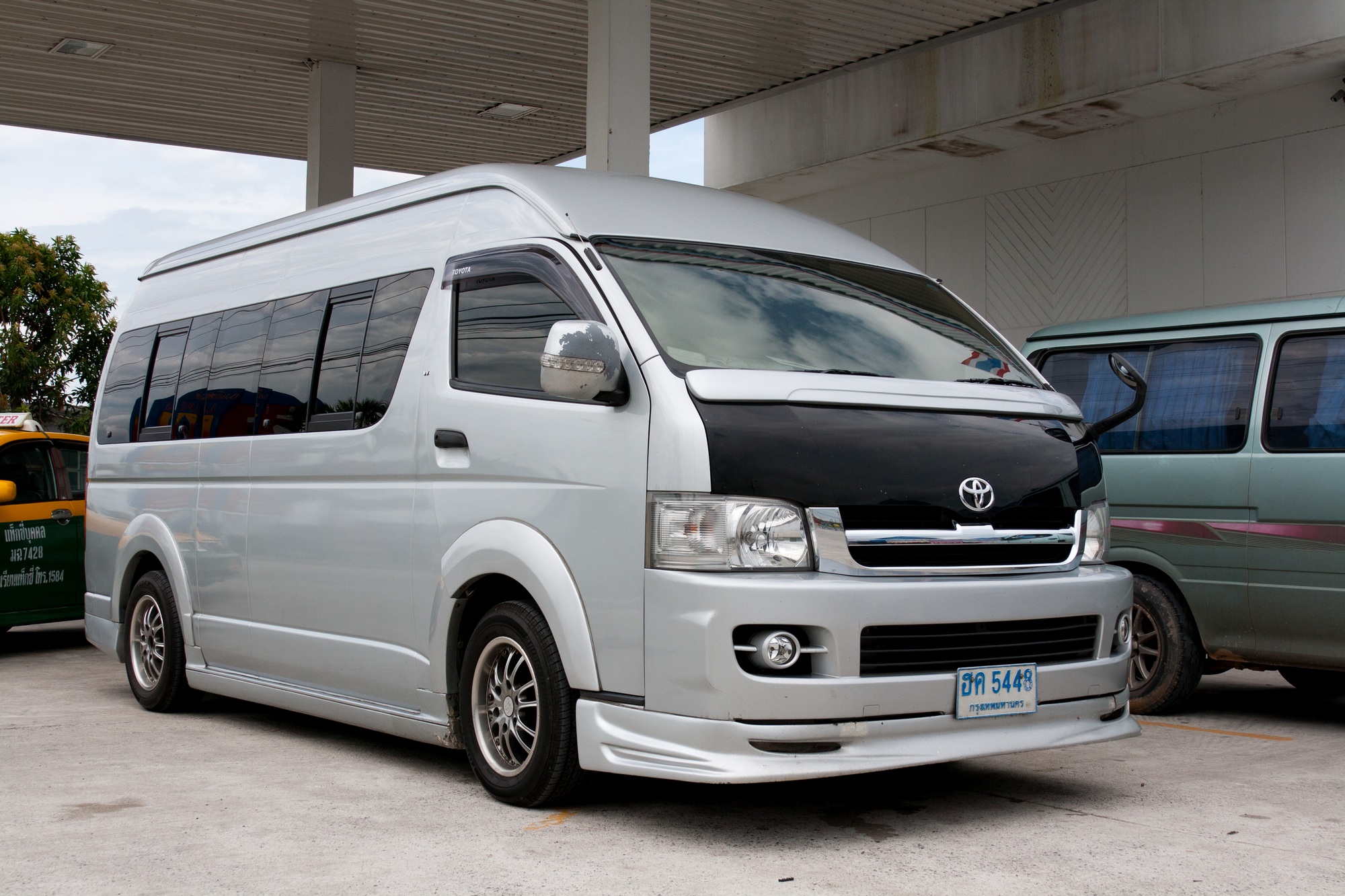 Toyota_Hiace_in_Thailand.jpg