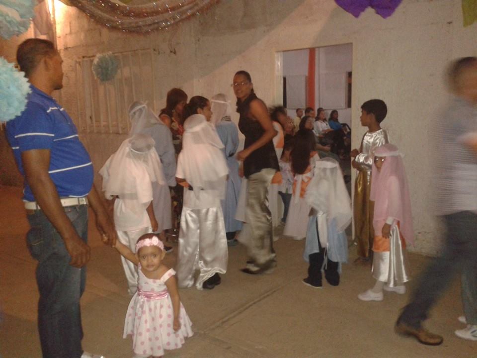 carlis dirigiendo una obra infantil.jpg