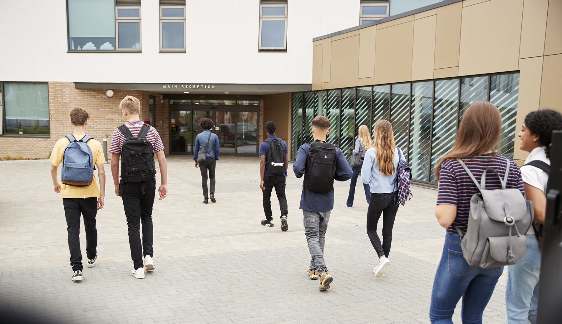 rearviewofhighschoolstudentswalkingintoDSX43HC.jpg