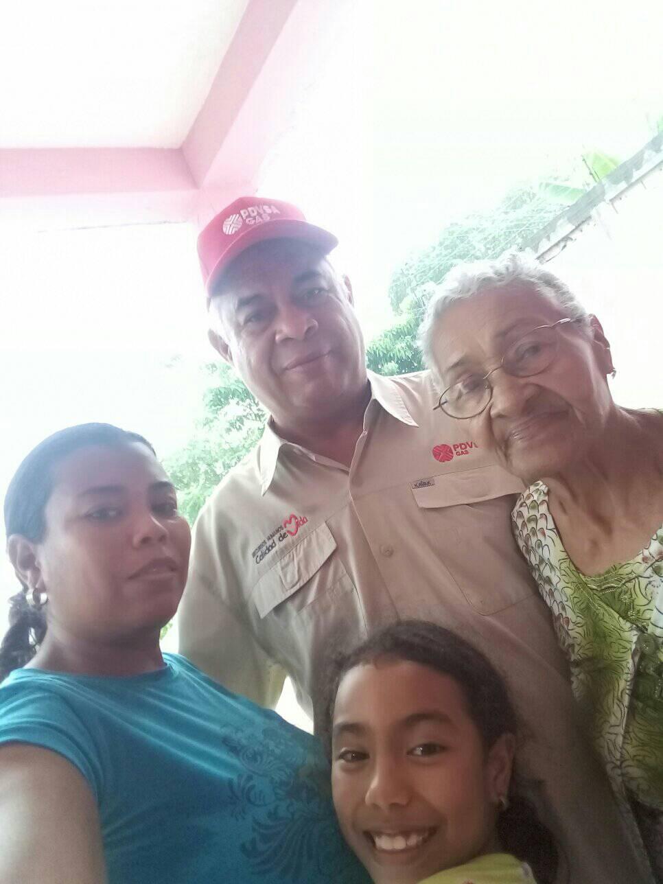 Con mi madre y mi sobrina enni en el porche de la casa.jpg