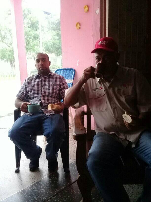 Tomando un caf despues del almuerzo con mi sobrino.jpg