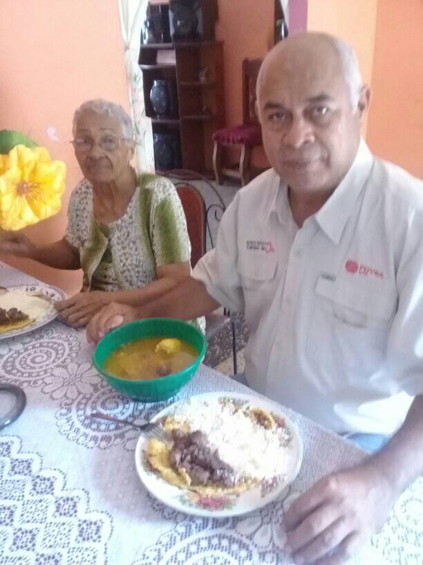 Compartiendo el almuerzo con mi madre.jpg