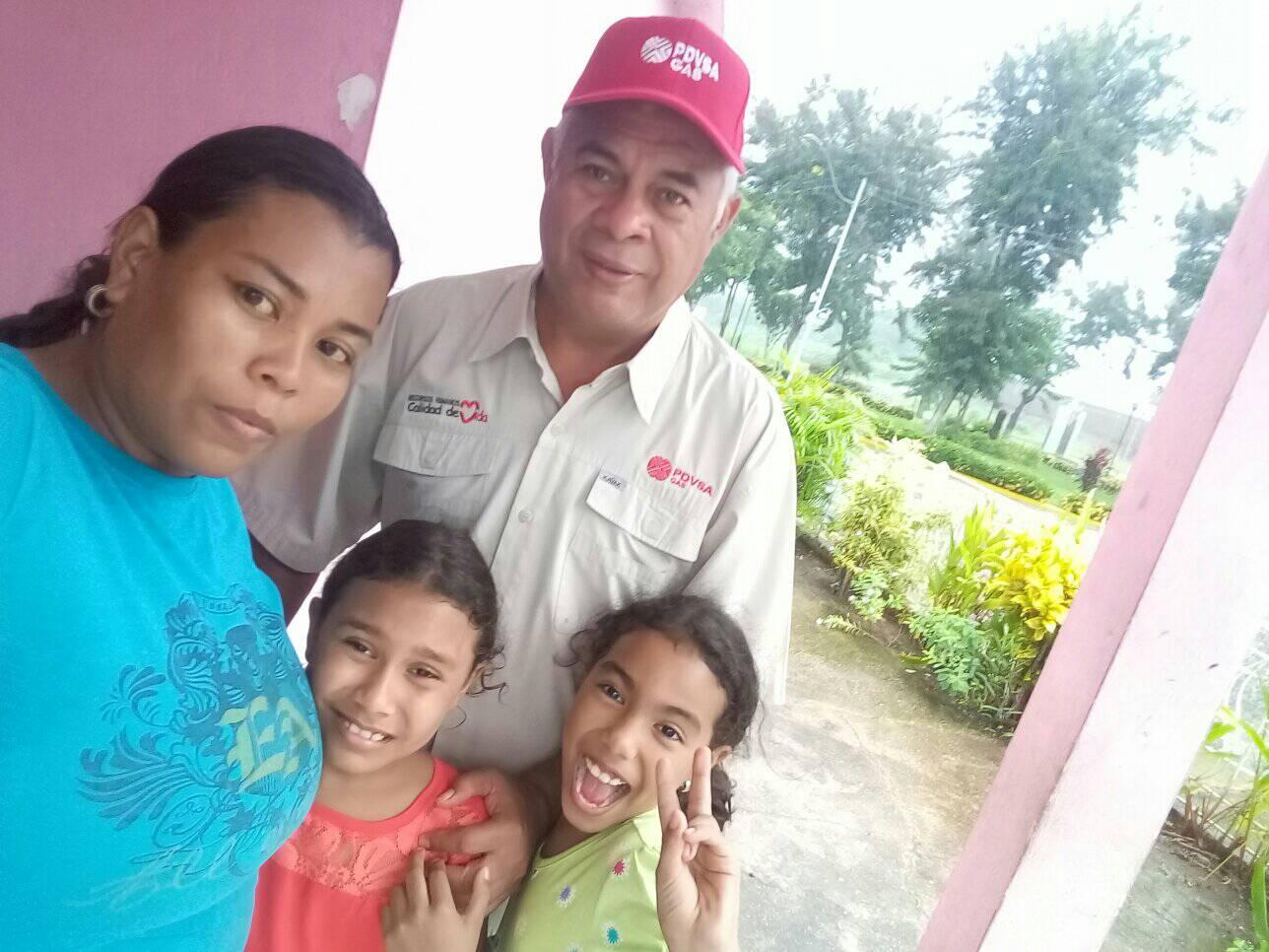 Con mis tres sobrinas en el porche.jpg