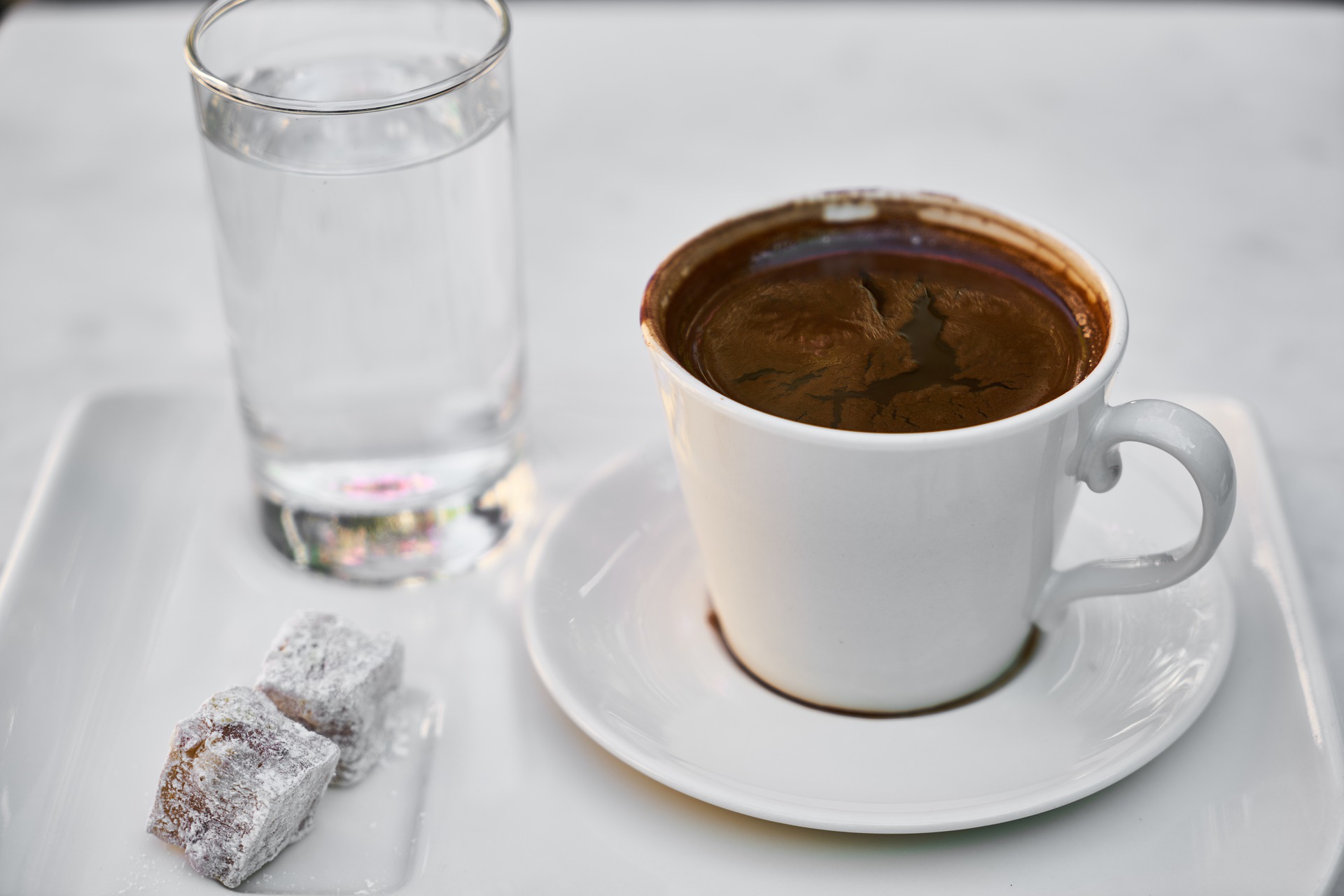 В турции подают кофе с водой. Тюрк Кахвеси. Турецкий кофе Кахвеси. Кофе по турецки. Турецкие кофейные стаканы.