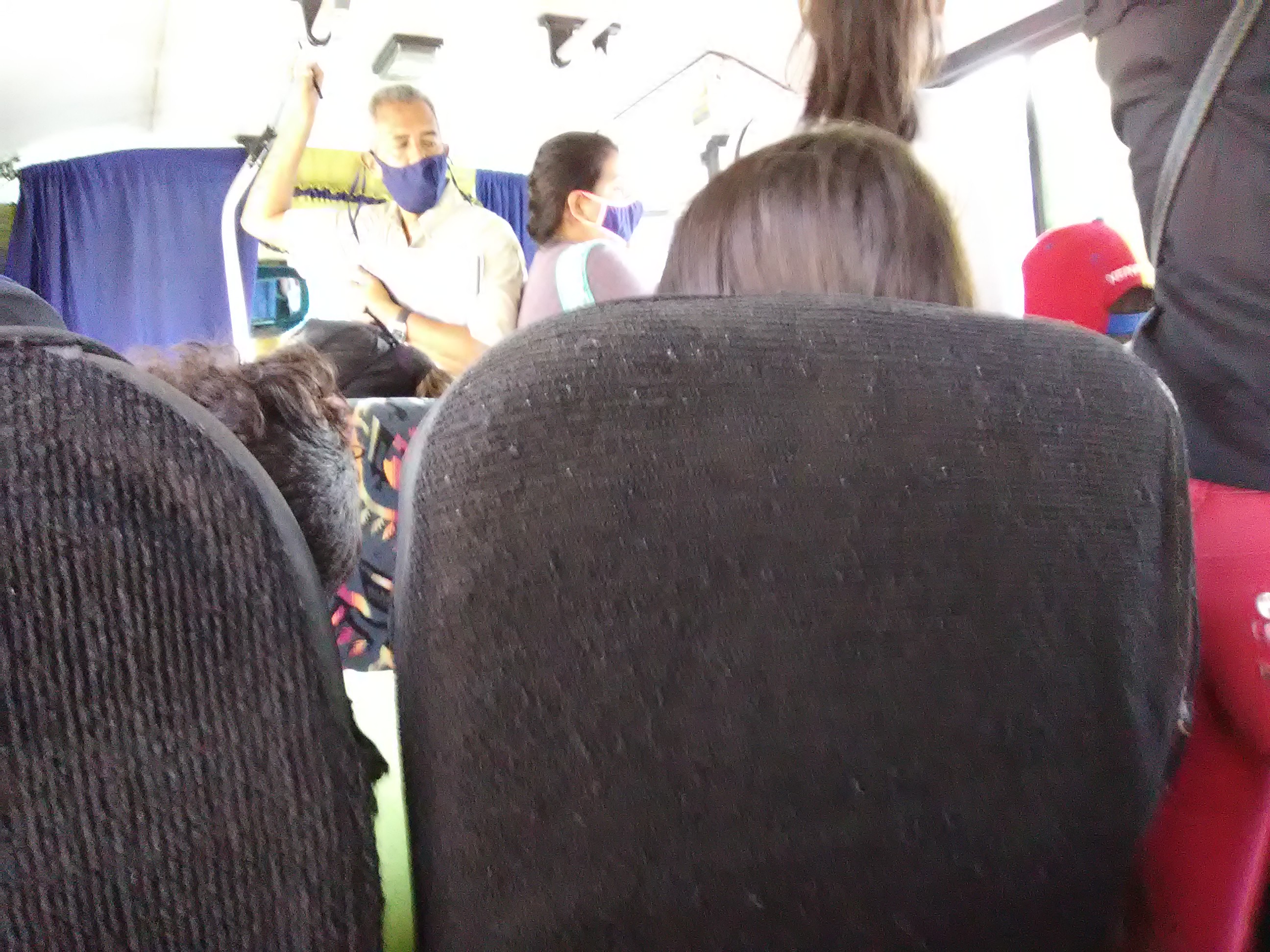 En el autobús. San Juan de los Morros, Guárico, Venezuela.