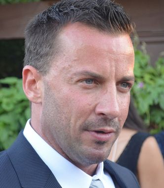 charmed craig parker as Alastair Caine, PDG de Morningstar Biotech.jpg