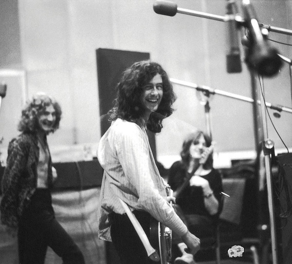 053_gpr1119_players_zeppelin1.jpg