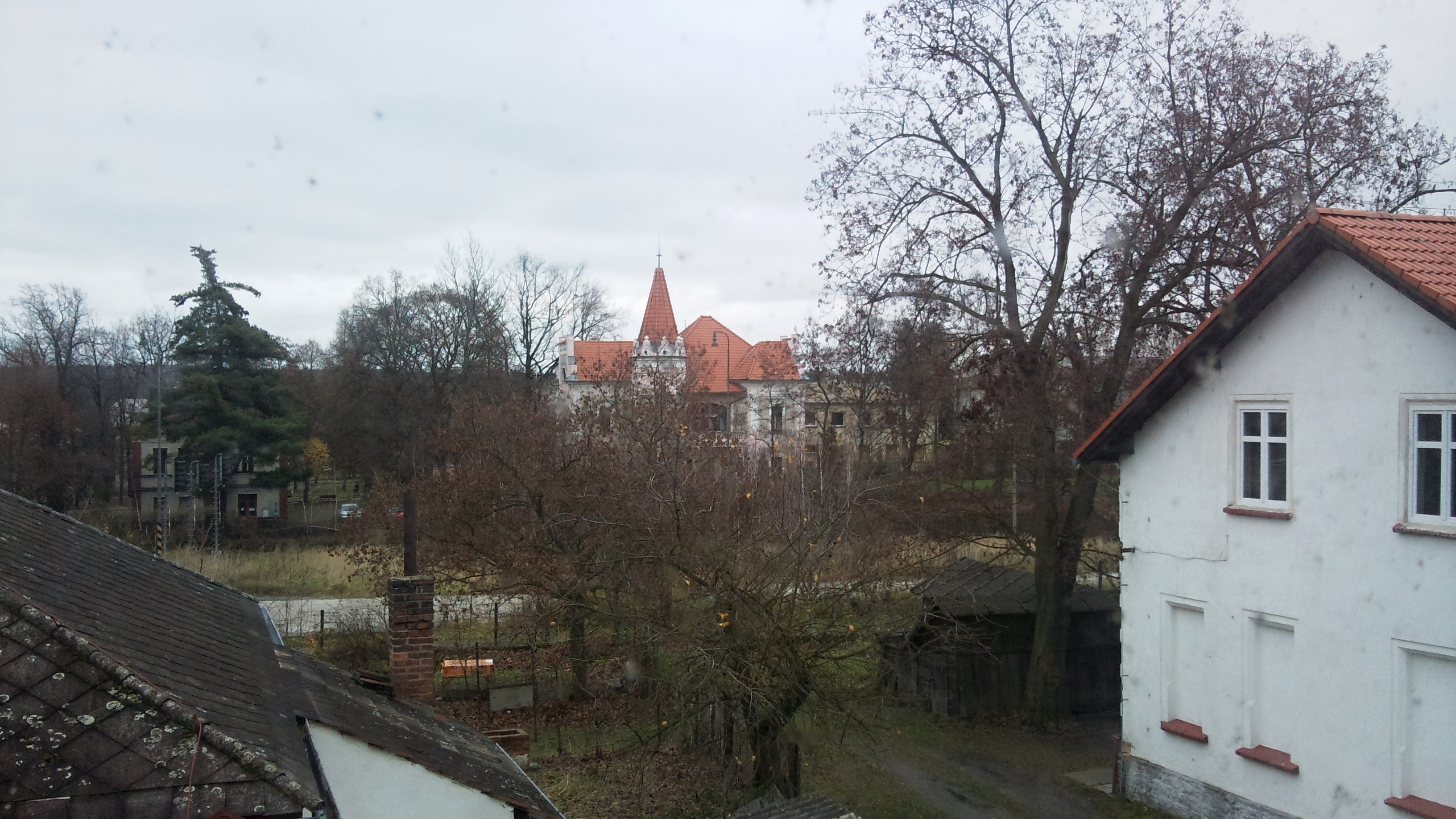 V pozadí tovární vila.jpg