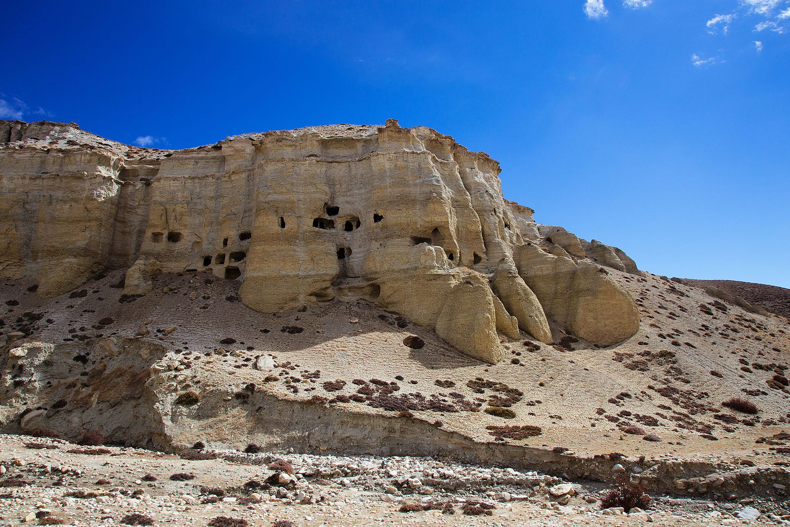 Troglodyte_caves_between_Tsarang_and_Lo_Manthang_15357572103.jpg