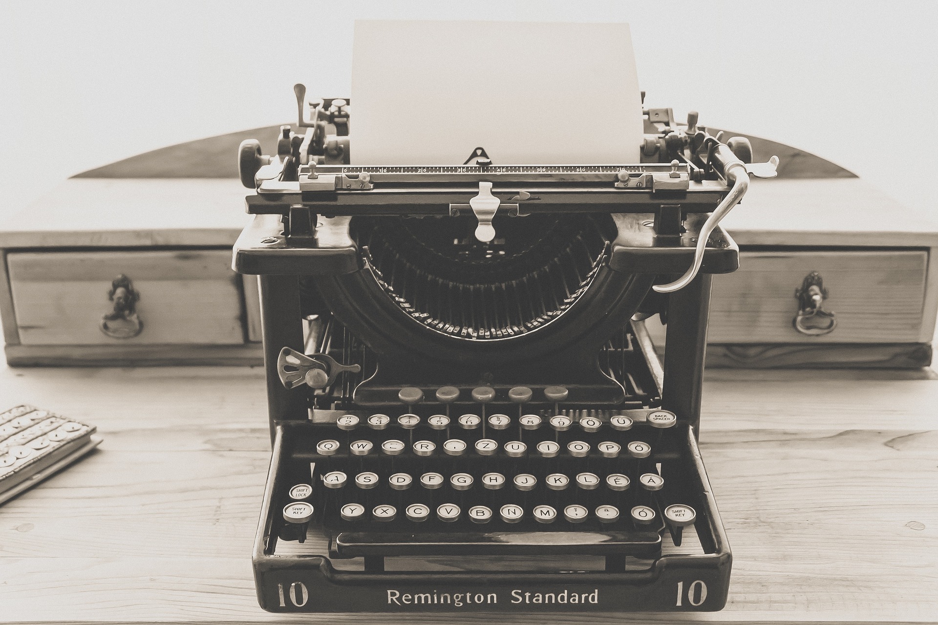 typewriter1248088_1920 1.jpg